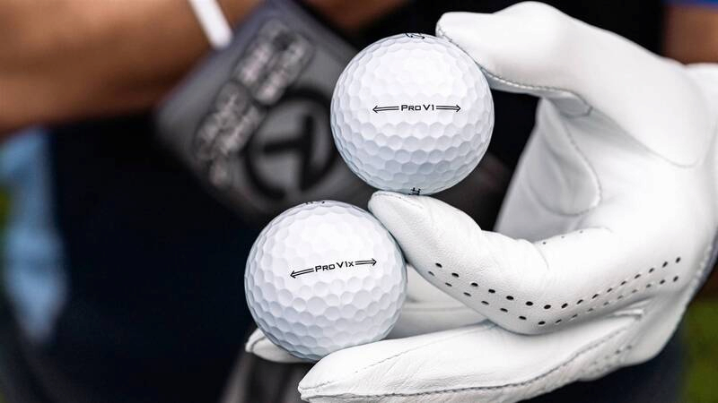 Bóng golf Pro V1x có màu trắng nổi bật, dễ dàng quan sát