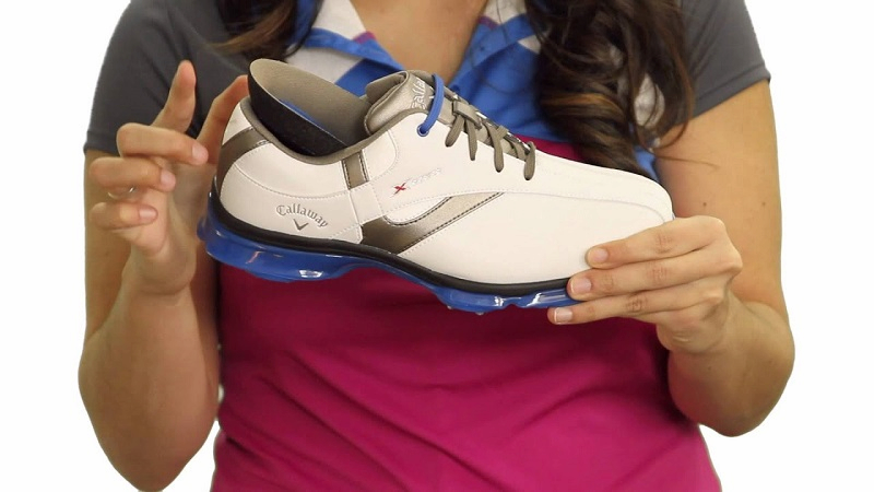 Giày golf Callaway có trọng lượng nhẹ, tạo cảm giác thoải mái cho golfer khi di chuyển