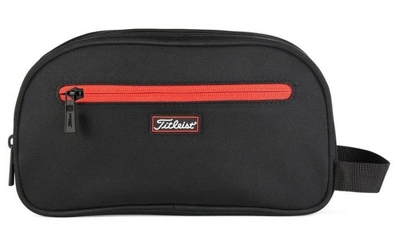 Titleist Player Dopp Kit nổi bật trên sân