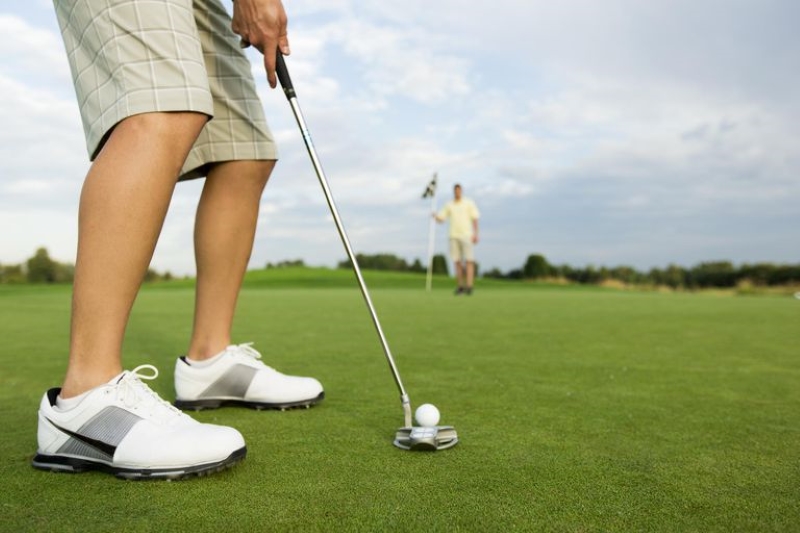 Gậy golf putter dùng để gạt bóng vào lỗ trên green