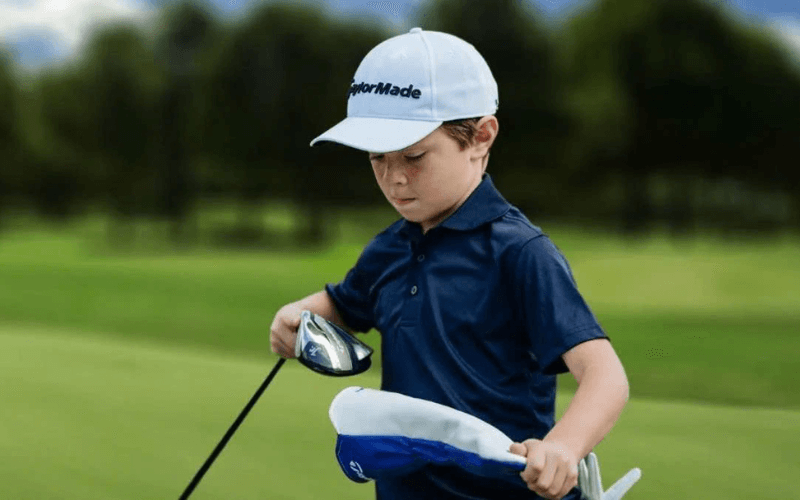 Trẻ nên sử dụng gậy golf có trọng lượng nhẹ, dễ đánh và điều khiển