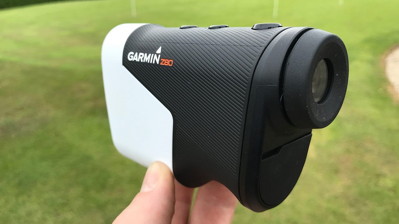 Máy đo khoảng cách Garmin Z82 sở hữu vẻ ngoài hiện đại cùng màu đen và trắng